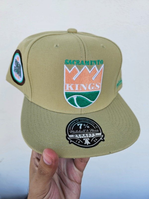 EN STOCK: Sacramento Kings 30th Anniversary 7 3/8 (59cm) Mitchell And Ness
