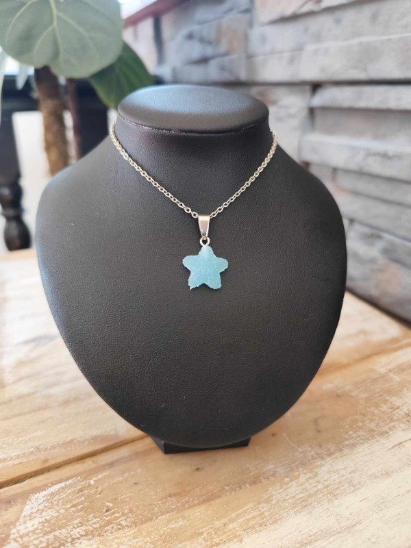 Producto - Collar estrella caramelo celeste. Acero quirúrgico