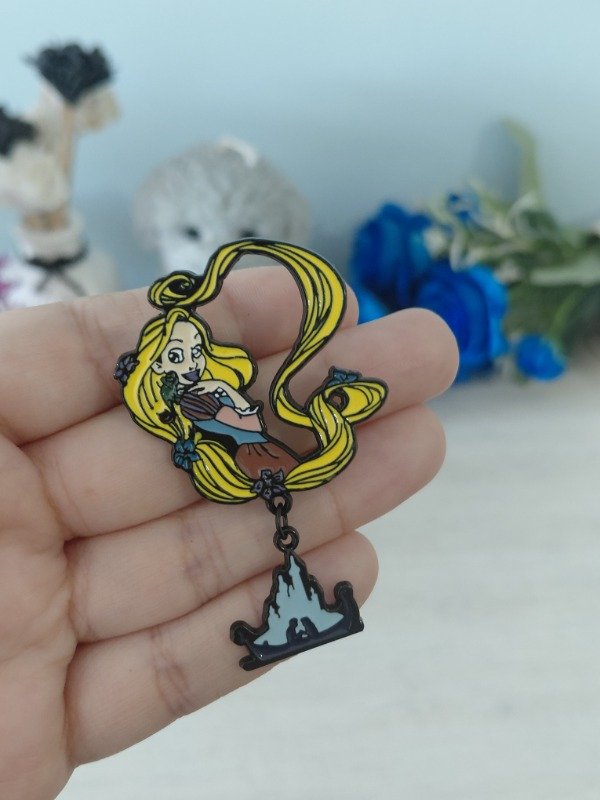 Producto - Pin metalizado - Rapunzel con colgante #1081