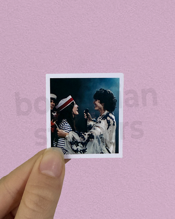 Producto - CONAN Y OLIVIA EN WISHBONE TOUR - Sticker Individual de Conan y Olivia
