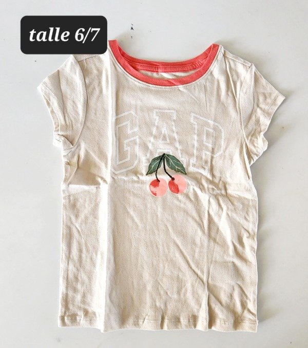 Remera manga corta gap talle 6/7 cereza — imagen 2