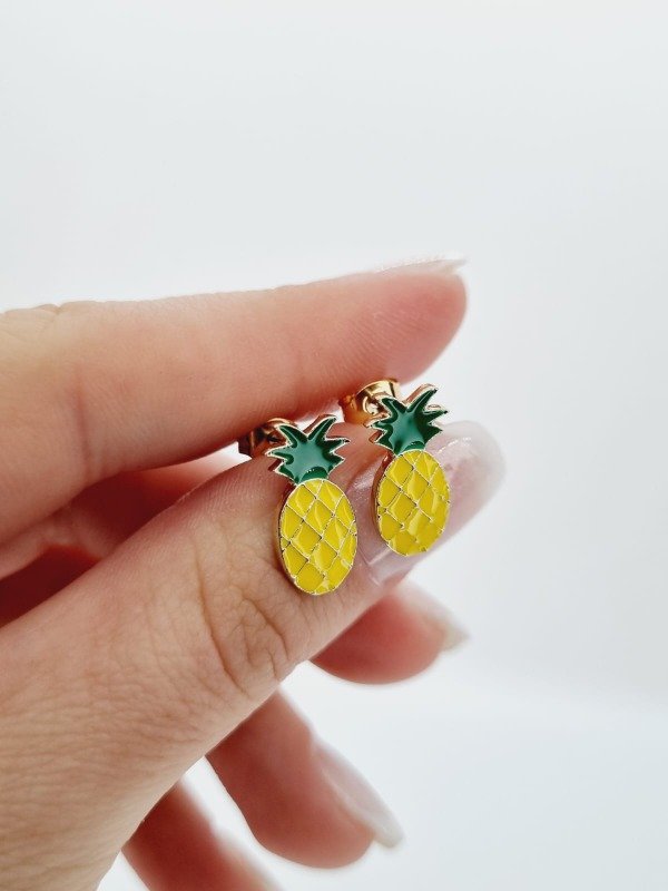 Producto - Aros acero dorado pasante anana esmalt