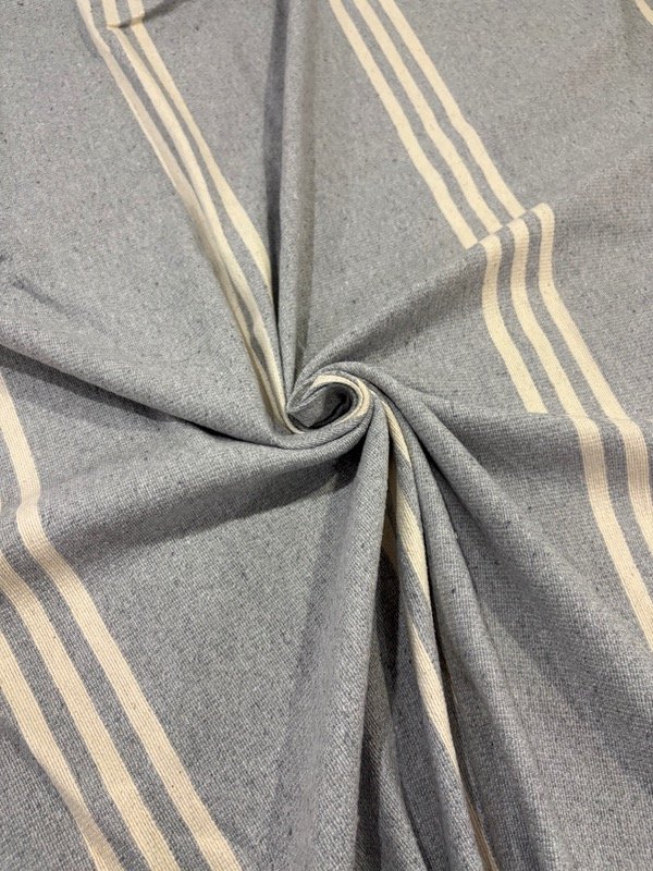 Producto - Manta de Pabilo fondo gris rayas crudas