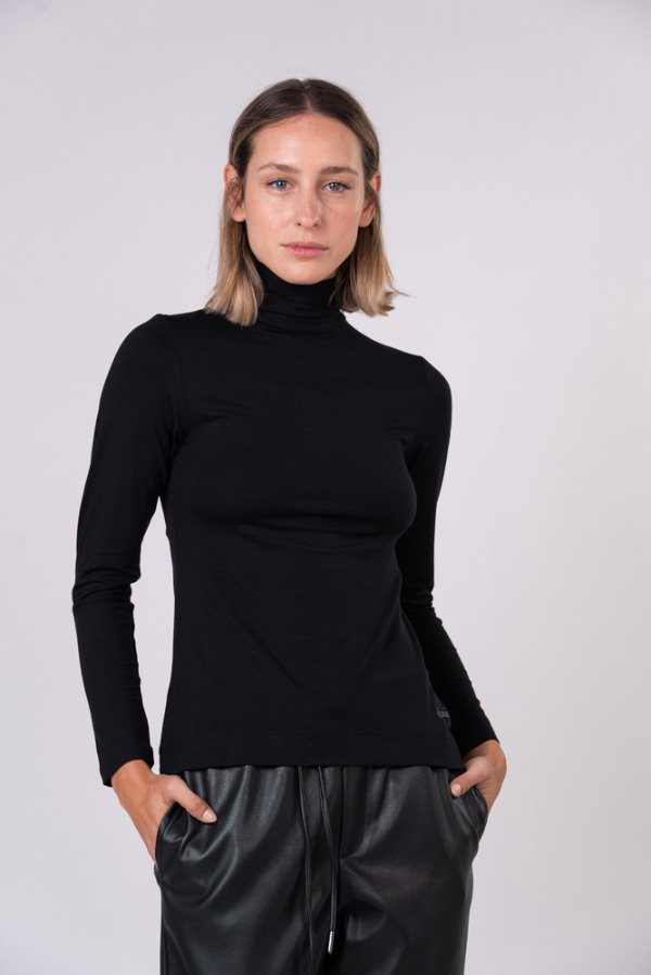 Producto - Polera Básica Negro (Melocoton)