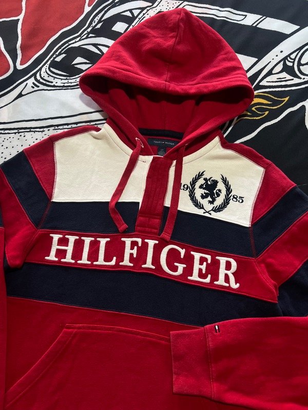 Producto - Hoodie Tommy Hilfiger Spell out. Talle S