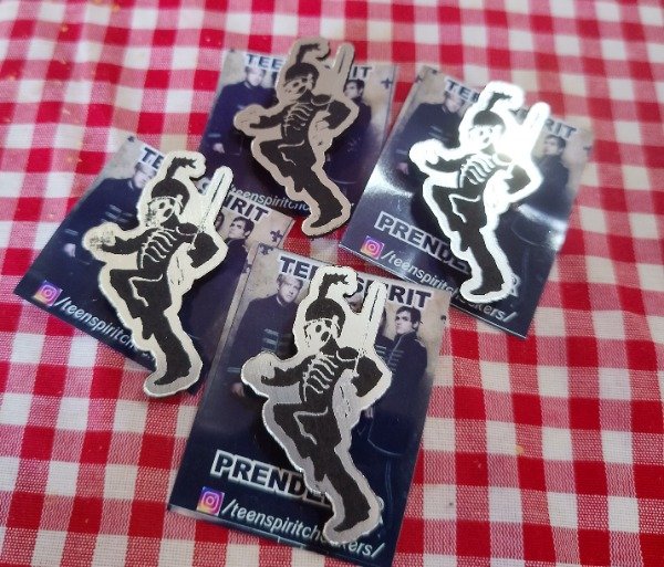 Producto - prendedor black parade