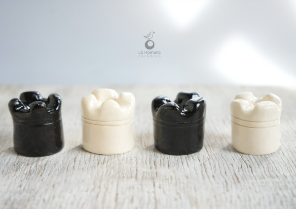 Producto - Juego de Ajedrez de Cerámica Modelado a Mano y Madera pirograbada POR ENCARGO - 2