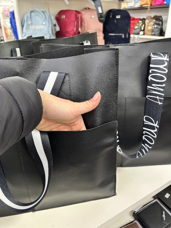 Producto - Bolso con correa estampada y doble bolsillo al frente - 1