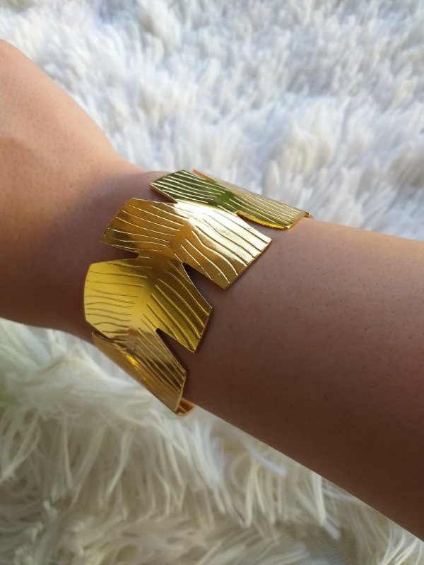 Producto - Pulsera Ancha Calada Rayada Dorado