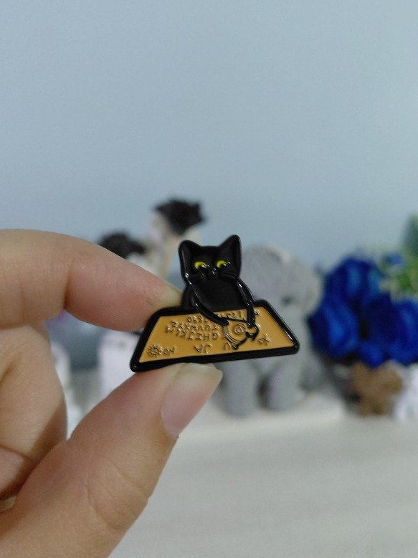 Producto - Pin metalizado - Michi dark #1974