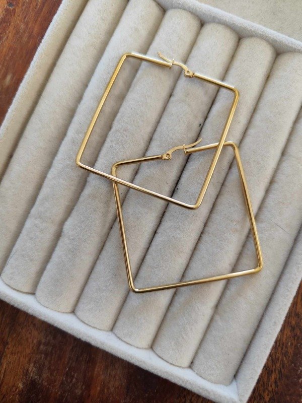 Producto - Aros argolla cuadrados grandes. Acero dorado.