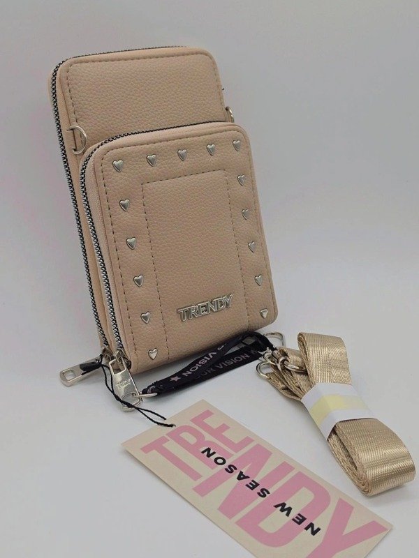 Producto - Portacelular trendy con tachas de corazones