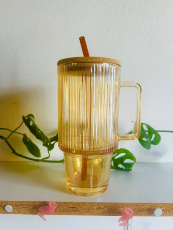 Producto - Vaso de vidrio tramado con tapa y bombilla ámbar