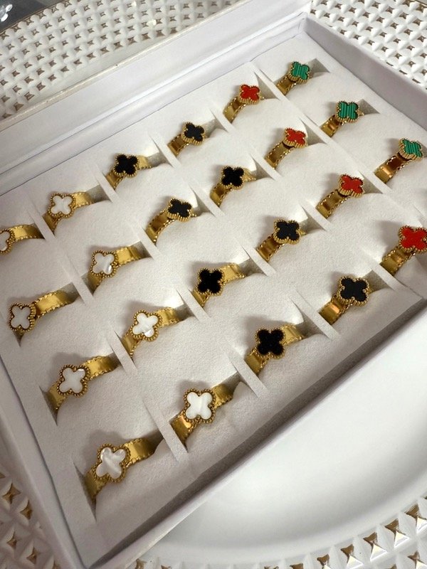 Producto - ND81 Caja de anillos acero dorado x 24 unidades modelo van cleef 4 colores