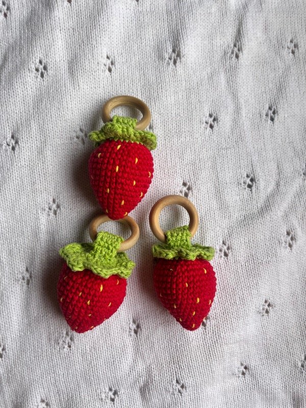 Producto - Sonajero amigurumi tejido Frutilla para bebe - 2