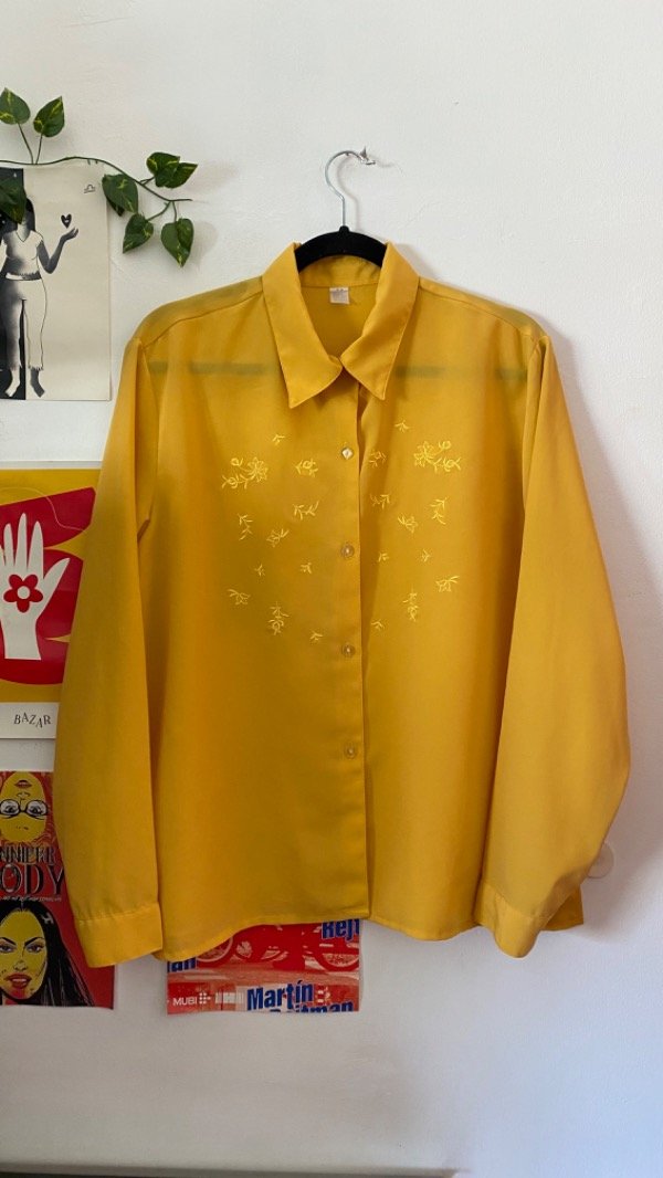 Camisa flores amarillas