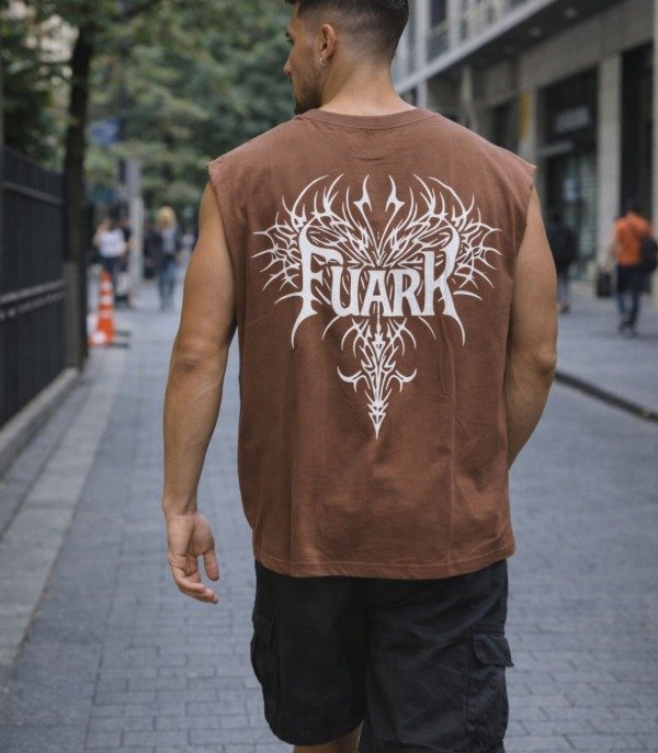 Producto - MUSCULOSA BOXY HELLMET CHOCO