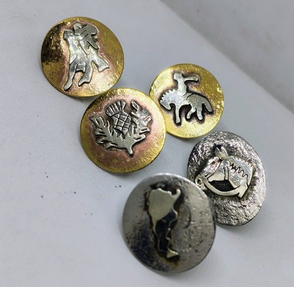 Producto - pasapañuelos con calados a mano sobre monedas antiguas