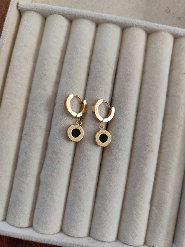 Producto - Aros argolla cierre click números romanos + negro. Acero dorado.