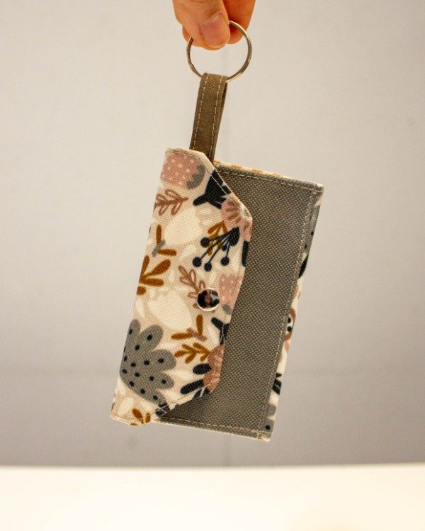 Producto - Tarjetero estampado gris