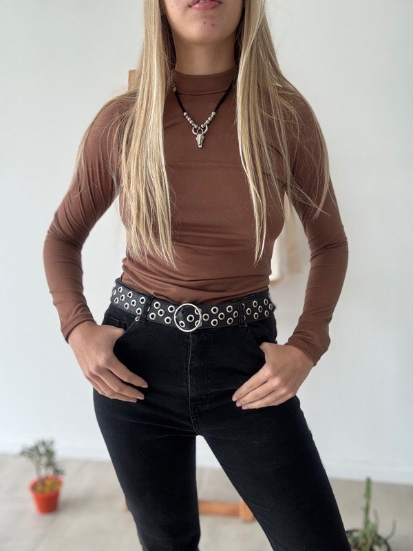 Producto - BÁSICA POLERA DAFNE