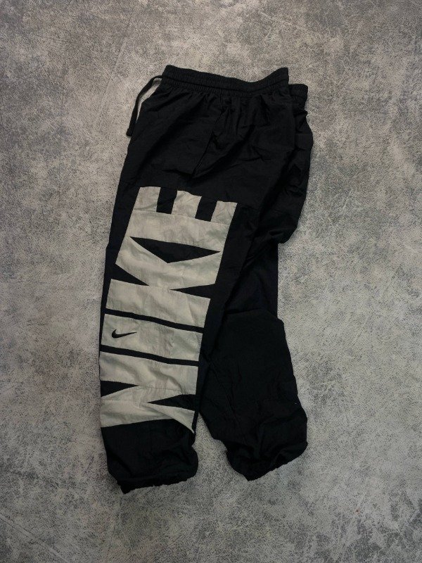 Producto - ROMPEVIENTOS NIKE SPELL OUT