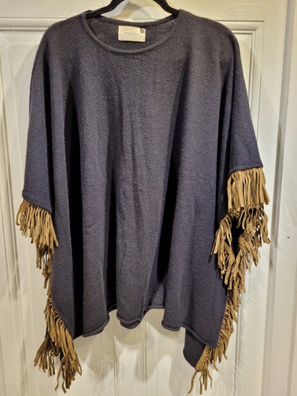 Producto - Poncho AWADA negro con flecos de nobuck Talle Único - PRECIO: 65X