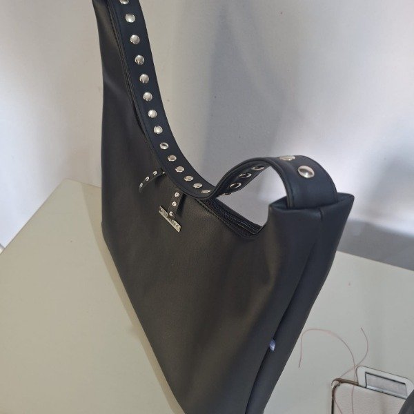 Producto - Carter Lita Negra con tachas - 1