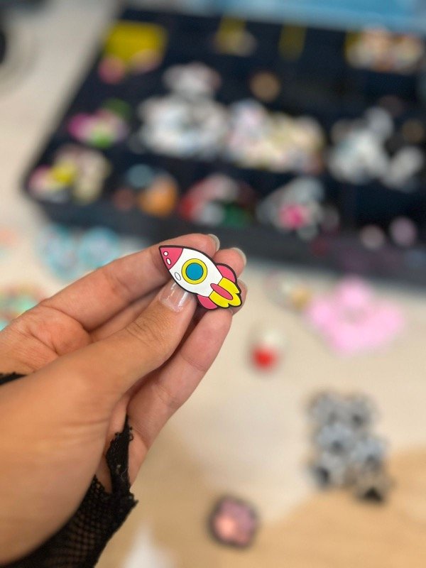 Producto - Pin de crocs Cohete