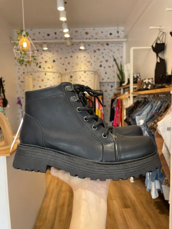 Producto - Borcegos negros caña corta talle 37