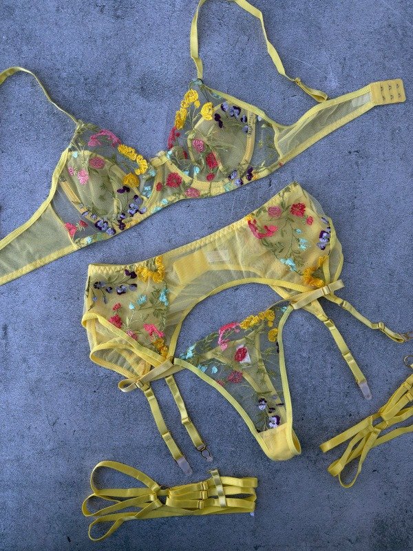 Producto - CONJUNTO BORDADO CON ARNÉS Y LIGAS