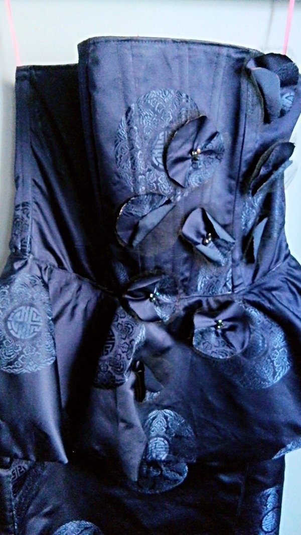 Producto - Vestido blue shantung, con maxi peplum y apliques de flores. Talle S (38/40)