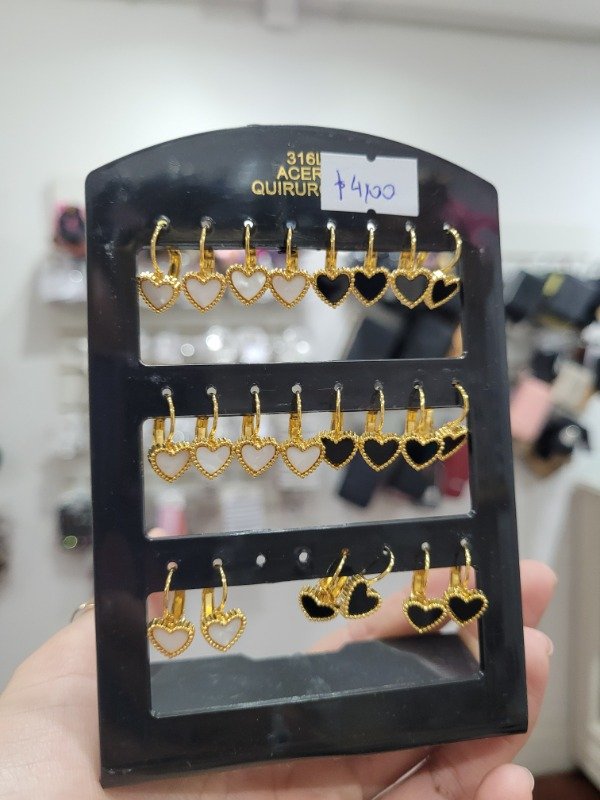 Producto - Aros a brisura con corazones esmaltados negros y blancos AD