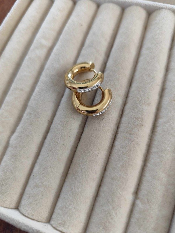 Producto - Aros argolla bombee + strass. Acero dorado.