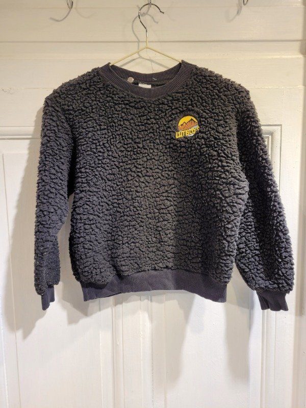 Producto - Buzo LE UTTHE negro de polar bordado- Talle 6 años- PRECIO: 10X - 0