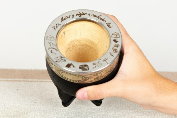 Producto - MATE IMPERIAL NEGRO DE CALABAZA CON GRABADO RUTERO + BOMBILLA DE REGALO