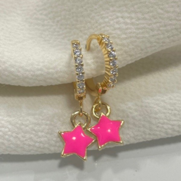 Producto - ARGOLLITAS BAÑADAS CON BRILLOS Y ESTRELLITA COLGANTE FUCSIA