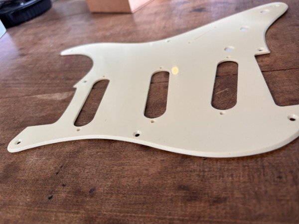 Producto - Pickguard SSS 1 capa 8 agujeros Crema - 2