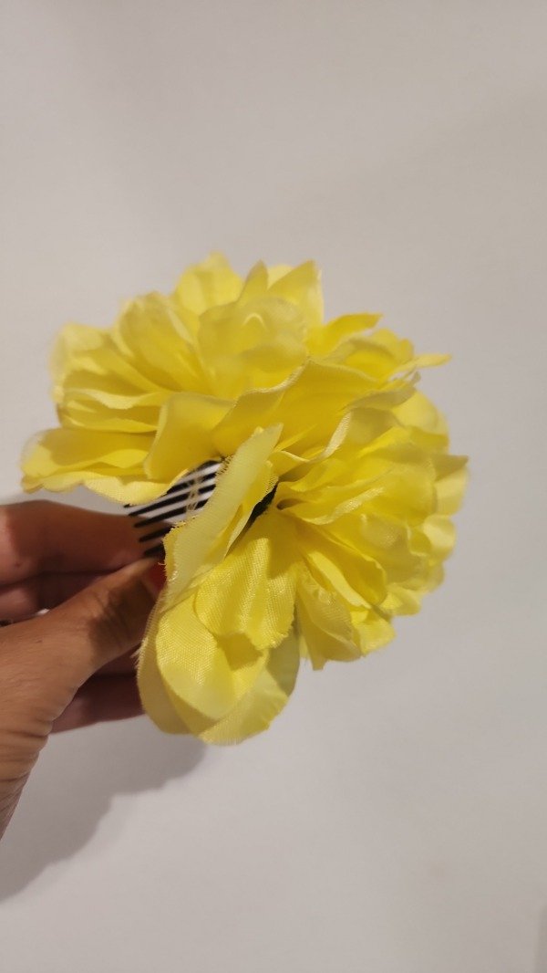 Producto - PEINETA CON 2 FLORES AMARILLAS