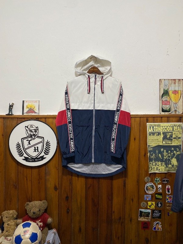 Producto - TOMMY HILFIGER SPELL OUT WINDBREACKER (S AMPLIO)