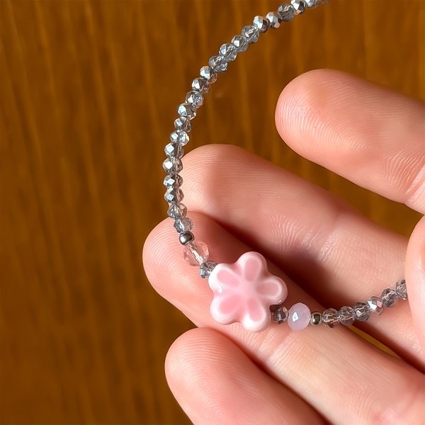 Producto - Pulsera de cristal checo 3mm . Gris . Flor rosa - 1