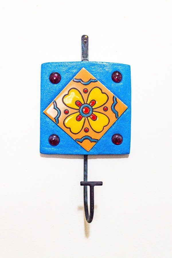 Producto - Perchero de pared (azulejo y gemas)