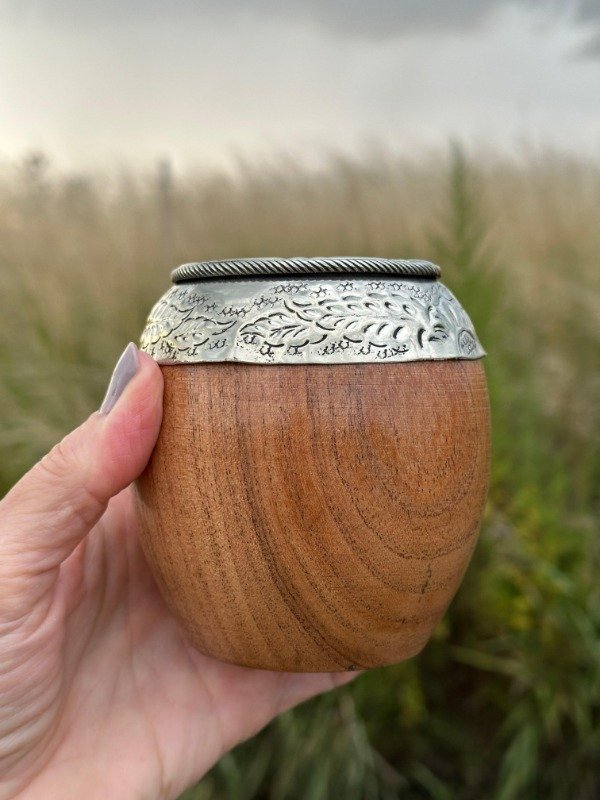Producto - MATE TORPEDO DE ALGARROBO CON VIROLA DE ALPACA REPUJADA