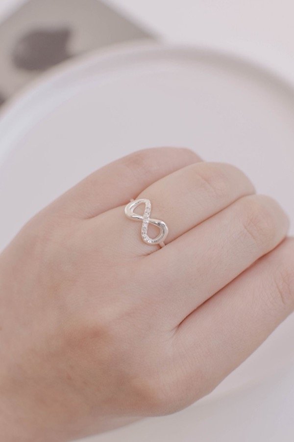 Producto - Anillo infinito con detalle de strass plata