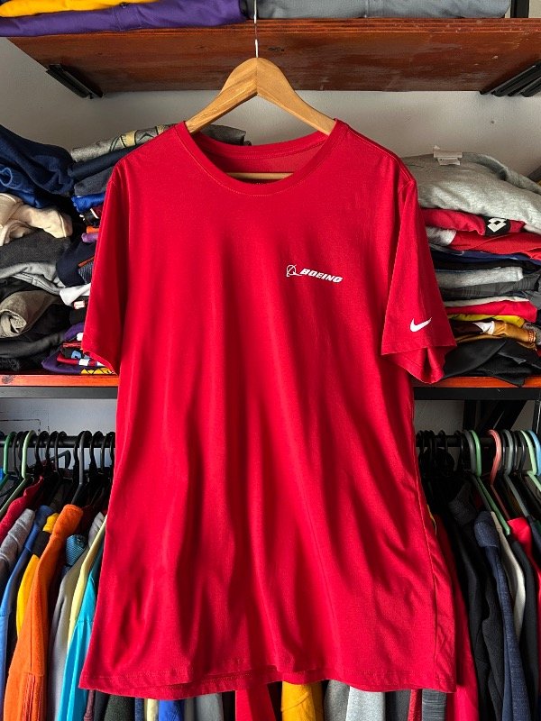 Producto - Nike Dri-FIT con un gráfico trasero del Boeing talle L
