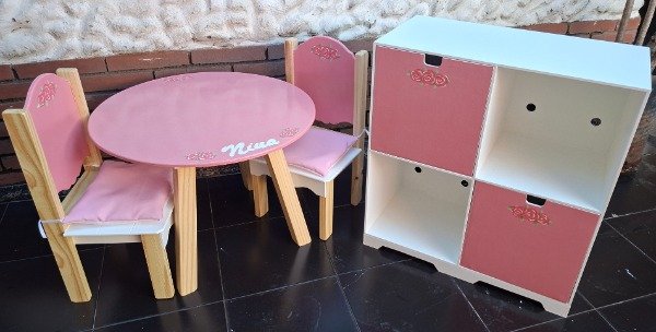 Producto - MUEBLE JUGUETERO Y MESA CLASICA CON DOS SILLAS - 0