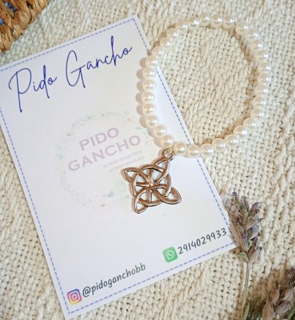 Producto - Pulsera de perlas con dije Nudo de brujas