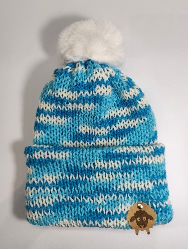 Producto - Gorro bebé colores blanco cremoso y una mezcla de azul turquesa y azul cielo.