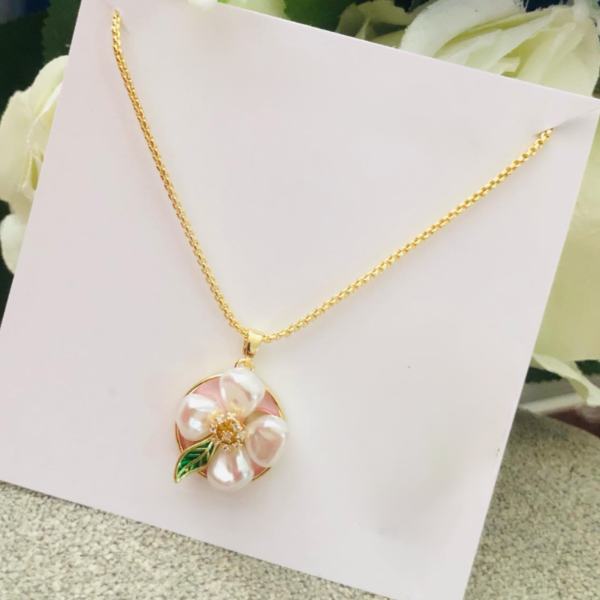 Producto - Collar flor perlas y dorado - Acero