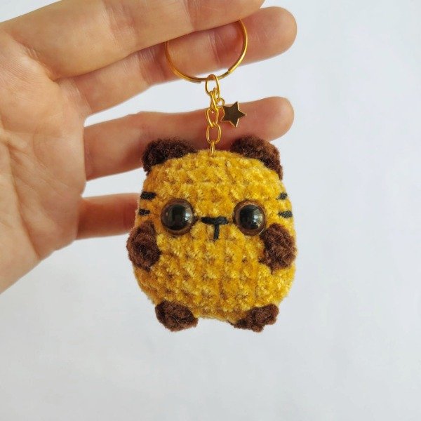 Producto - Llavero tierno gatito amarillo chico tejido chenille amigurumi